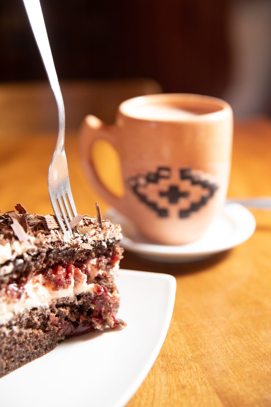 Una porción de Selva Negra con chocolate caliente